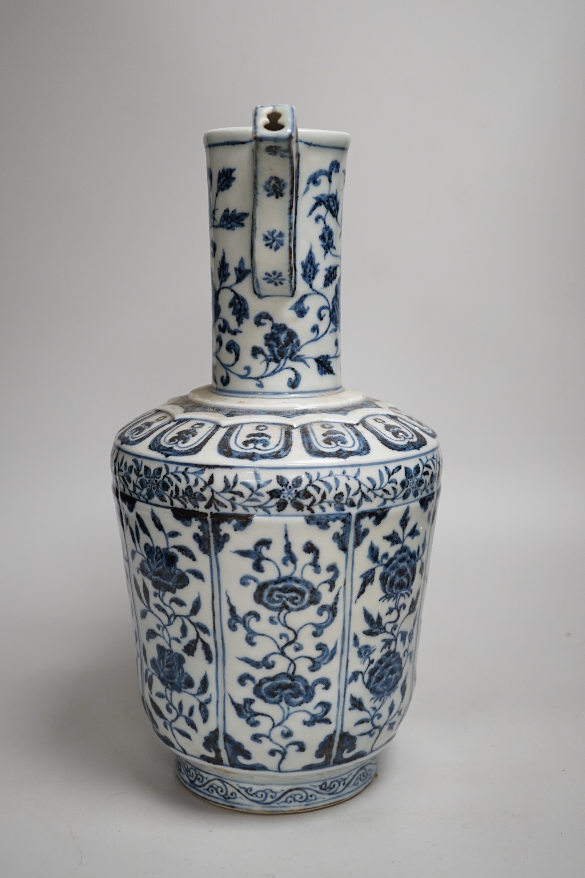 A large Chinese blue and white ewer, 36cm